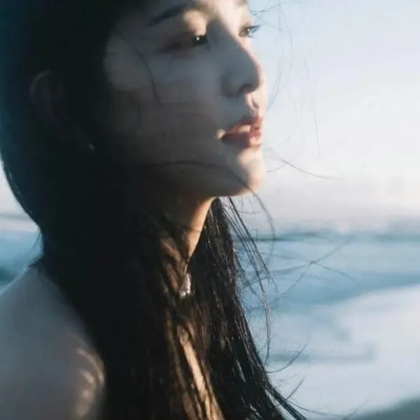 是枝裕和早期神作《幻之光》江角真纪子：丈夫为何突然卧轨自杀？妻子在绝美海景中的自我疗愈